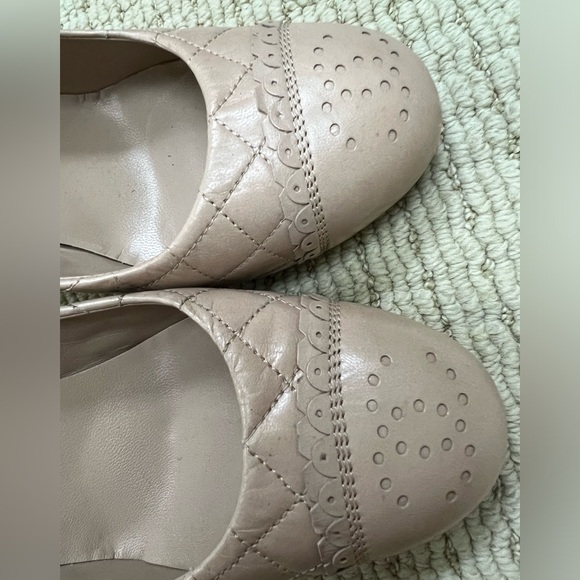 🔴Authentic CHANEL Classic Calf Leather Cream / Beige Heel shoes / Pump 🔴 - Picture 7 of 13